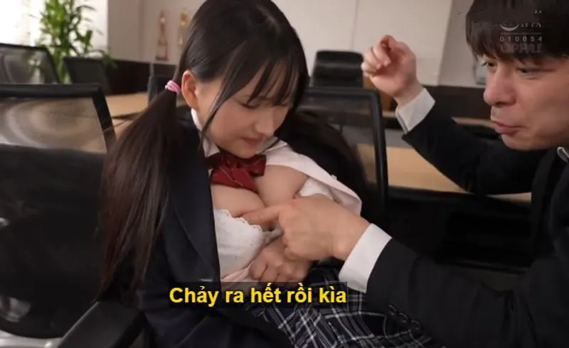 Ba năm trời, thầy giáo rèn luyện cô học trò ngực đẹp hóa thành “bình đựng tinh”
